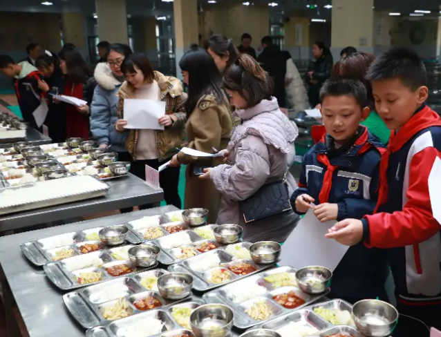 食堂自营变革落地学校之一初高中两个学段实施错峰就餐 食堂自营变革落地学校之一初高中两个学段实施错峰就餐